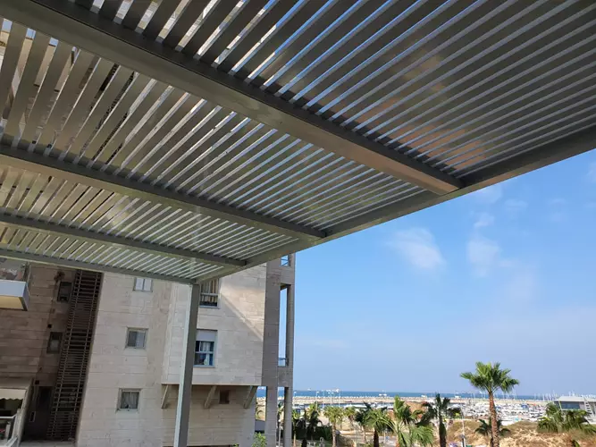 פרגולת אלומיניום במרפסת דירה 2